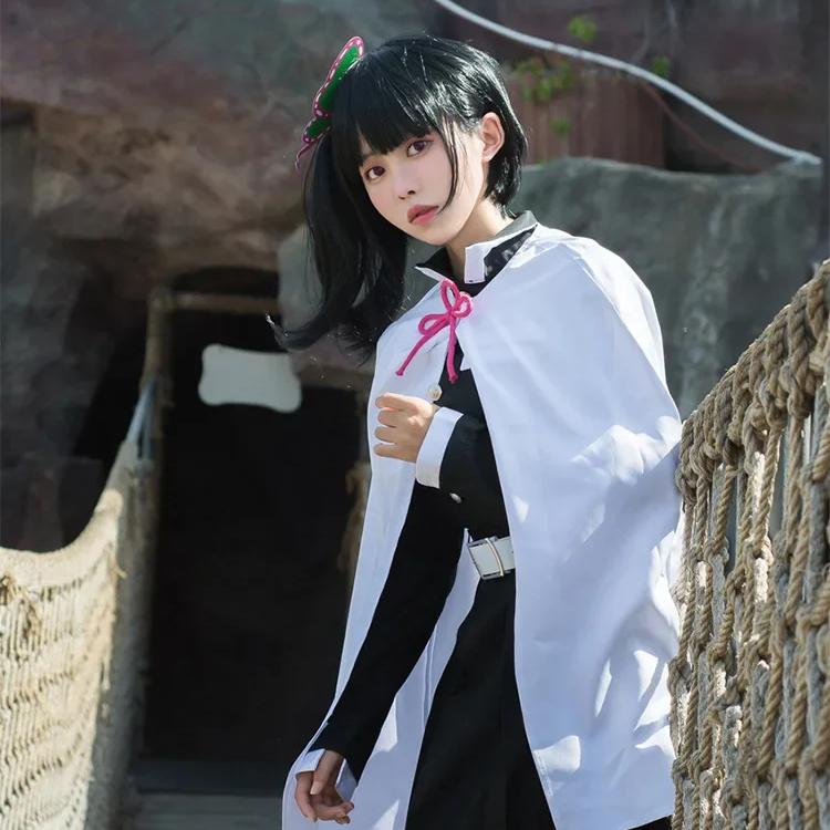 Fille qui a mis le costume du cosplay de Kanao tsuyuri en réél qui pose sur un pont