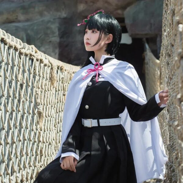 Fille qui a mis le costume du cosplay de Kanao tsuyuri en réél qui pose sur un pont avec le regard vers le haut