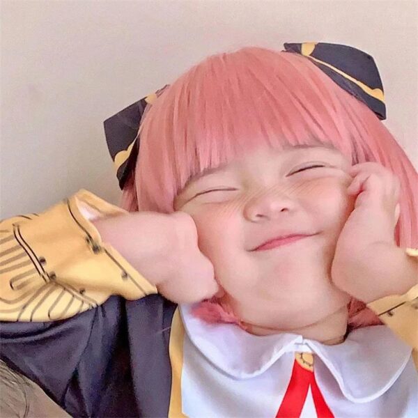 Photo d'un enfant avec le Cosplay Anya Forger - SPY x FAMILY