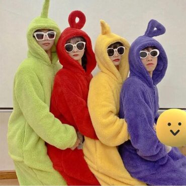 Photo de 4 personnes avec leur costume de soirée teletubbies qui prennent la pose de côté