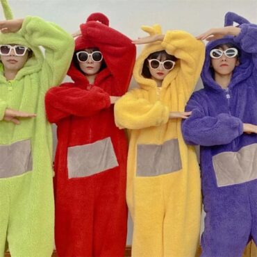Photo de 4 personnes avec leur costume de soirée teletubbies qui prennent la pose debout
