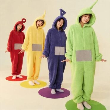 Photo de 4 personnes avec leur costume de soirée teletubbies qui dansent