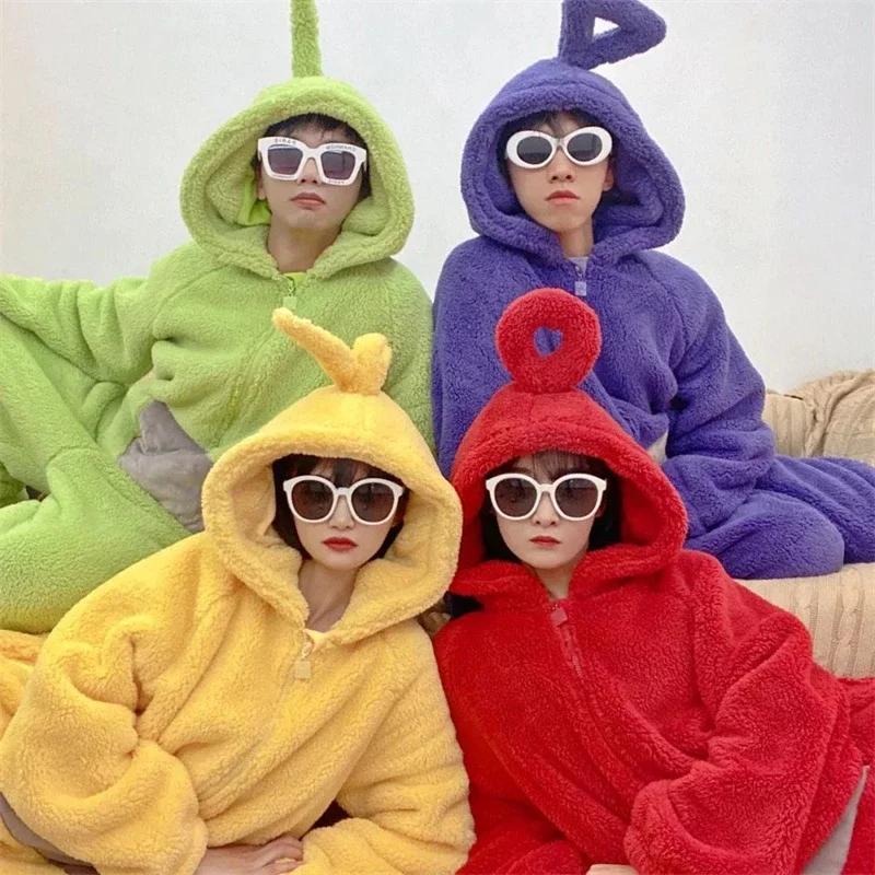Photo de 4 personnes avec leur costume de soirée teletubbies qui prennent la pose