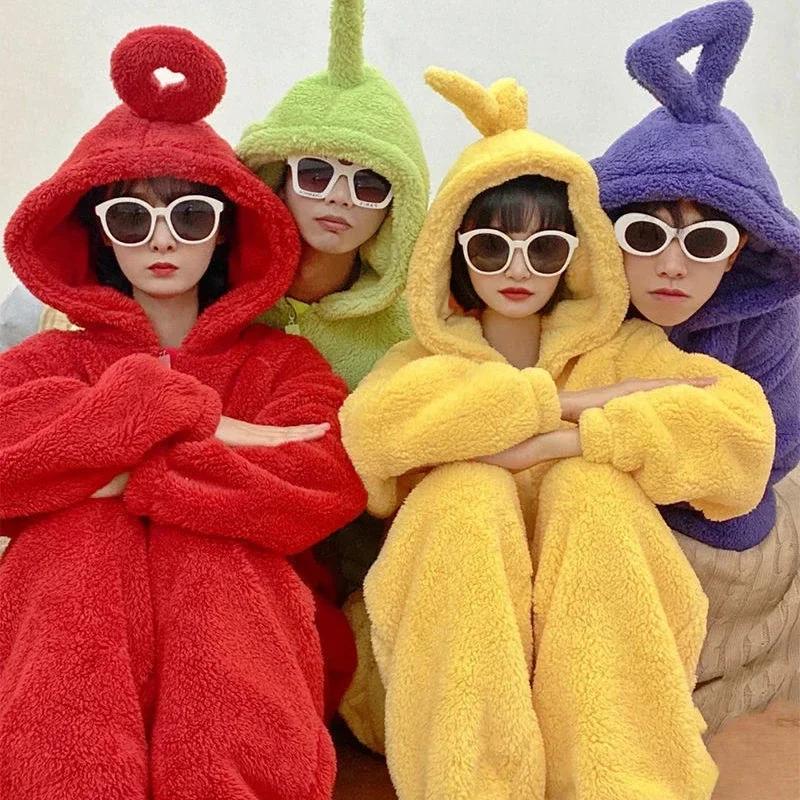 Photo de 4 personnes avec leur costume de soirée teletubbies qui prennent la pose assis
