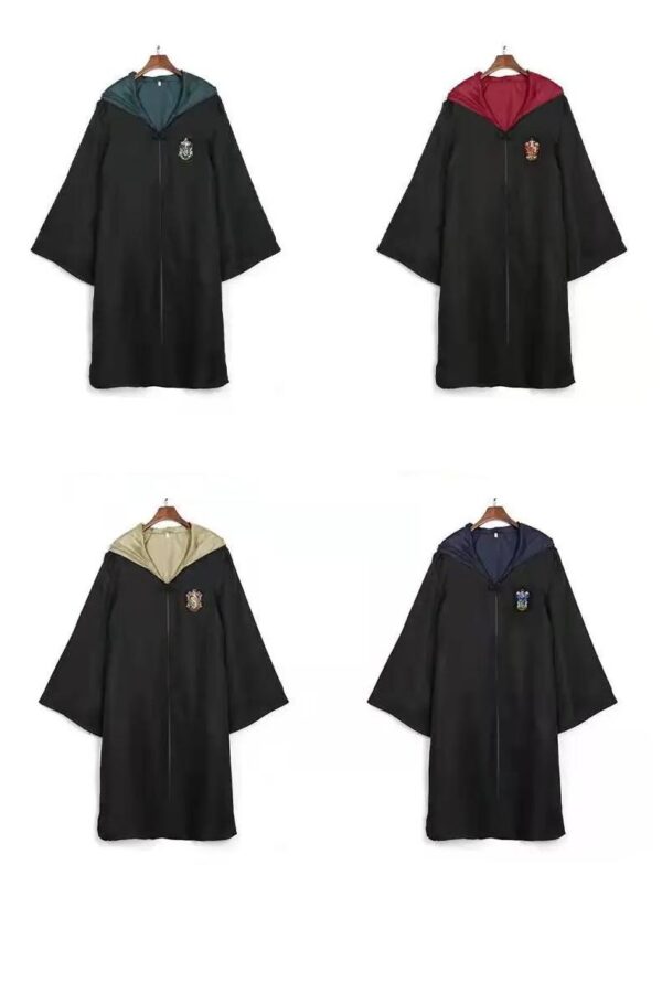 COSTUME POUDLARD HARRY POTTER - Détail de la cravate et de l'insigne de la maison de Poudlard