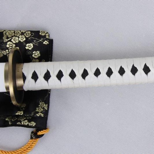 détails du manche noir et blanc du KATANA RORONOA ZORO – ONE PIECE