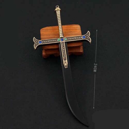Épée Dracule Mihawk Miniature présentée dans une vitrine de collection