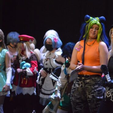 Plusieurs filles déguisées en cosplay pour la Japan Geek expo
