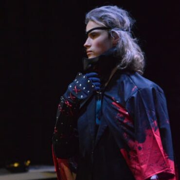 Homme déguisé en cosplay manga qui regarde devant lui pour un concours de cosplay