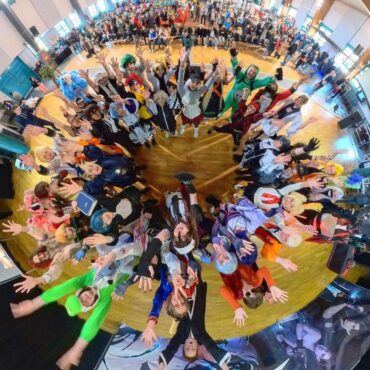 Cercle de gens habillés avec leurs costumes de cosplay pendant la Japan Geek Expo